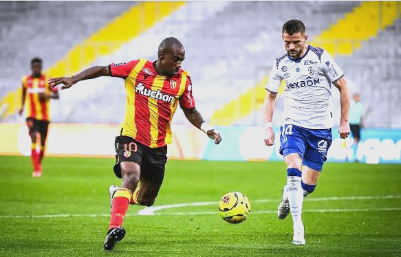 国际比赛日法甲焦点战，尼斯复出首秀，气氛紧张，年轻球员得到机会的简单介绍