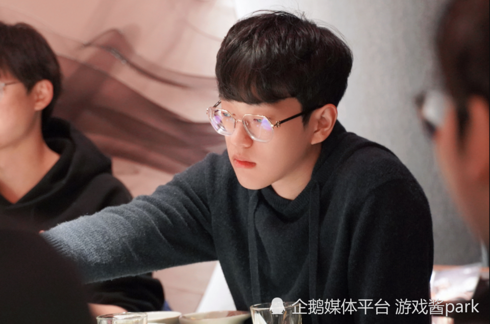 Rookie爆冷击败FPXScout与90激战利物浦分钟，网友：今晨拉齐奥单刀错失(利物浦 拉齐奥)